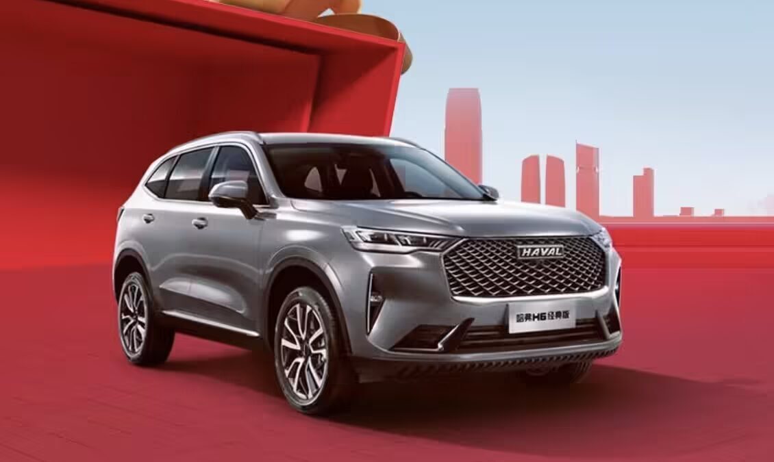 серый кроссовер Haval H6 Classic 2026 на красном фоне