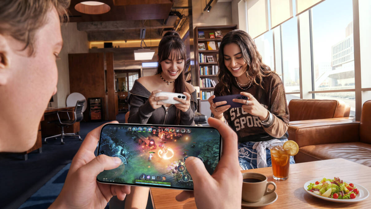 OPPO Reno16 представили в России с 3D-дизайном и 200-мегапиксельной камерой 9 Группа людей в кафе с телефонами OPPO Reno16