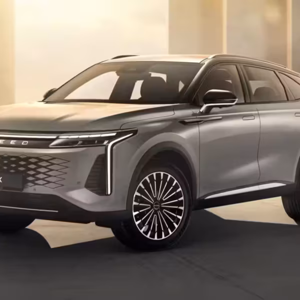 Электрический кроссовер Exeed RX 2025 замаскированный