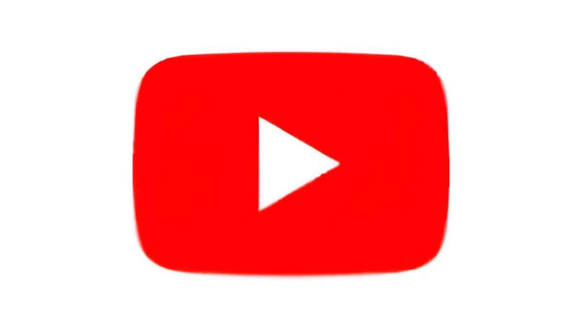 Логотип YouTube с белой стрелкой внутри красного прямоугольника с закруглёнными углами