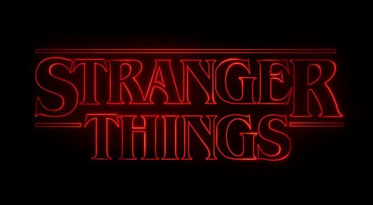 Логотип сериала Stranger Things неоновый красный на черном фоне