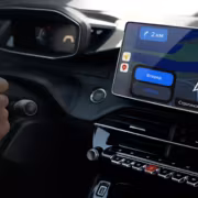 Экран Яндекс Карты на смартфоне в машине CarPlay