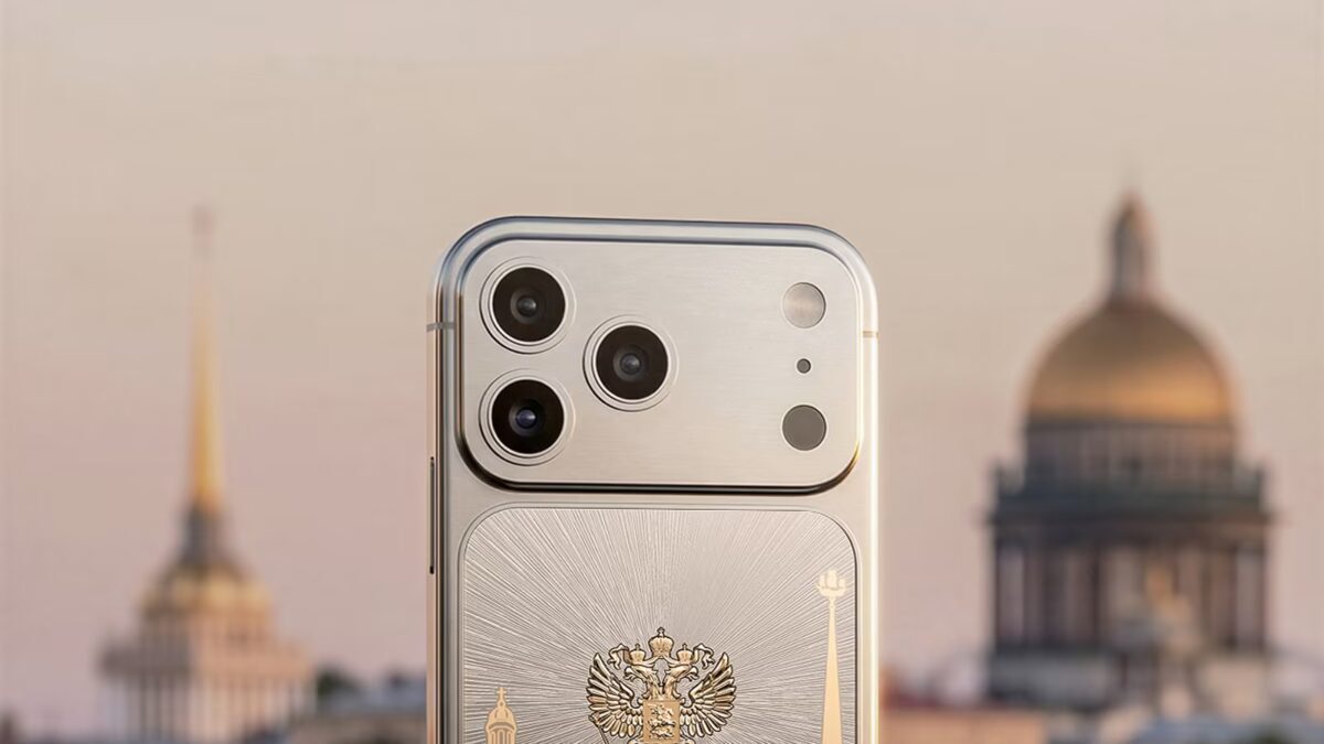 iPhone с золотым гербом и изображением России