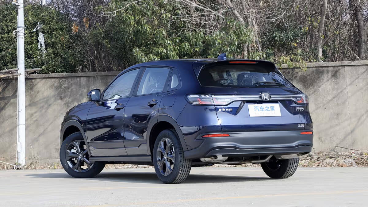 Кроссовер Honda HR-V 2026 вышел в Китае по цене от 110 тыс. юаней 5 Черный кроссовер Honda HR-V 2026 стоит на улице