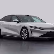 Седан BYD Han с черным потолком и серебристым кузовом