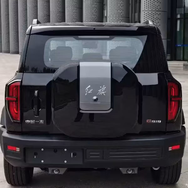 Задняя часть внедорожника Hongqi G919 с запасным колесом
