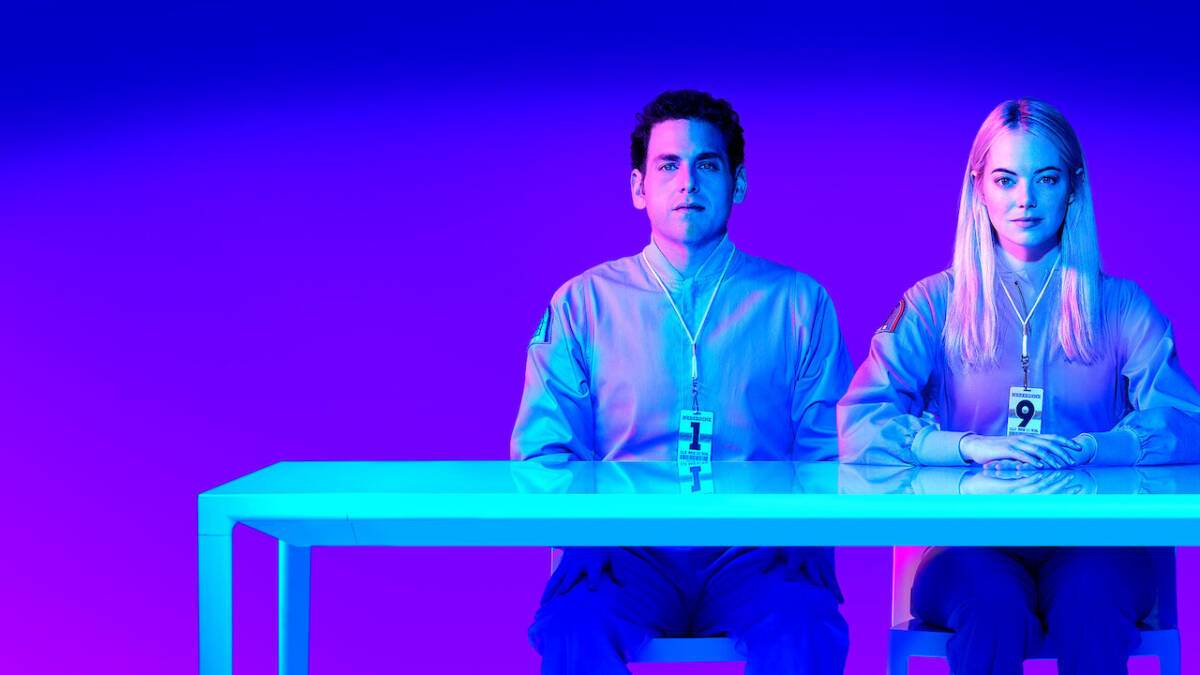 Два человека в костюмах на научно-фантастическом сериалу Netflix