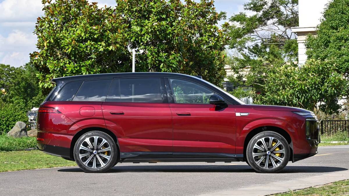 Красный кроссовер BYD Denza N8L на дороге