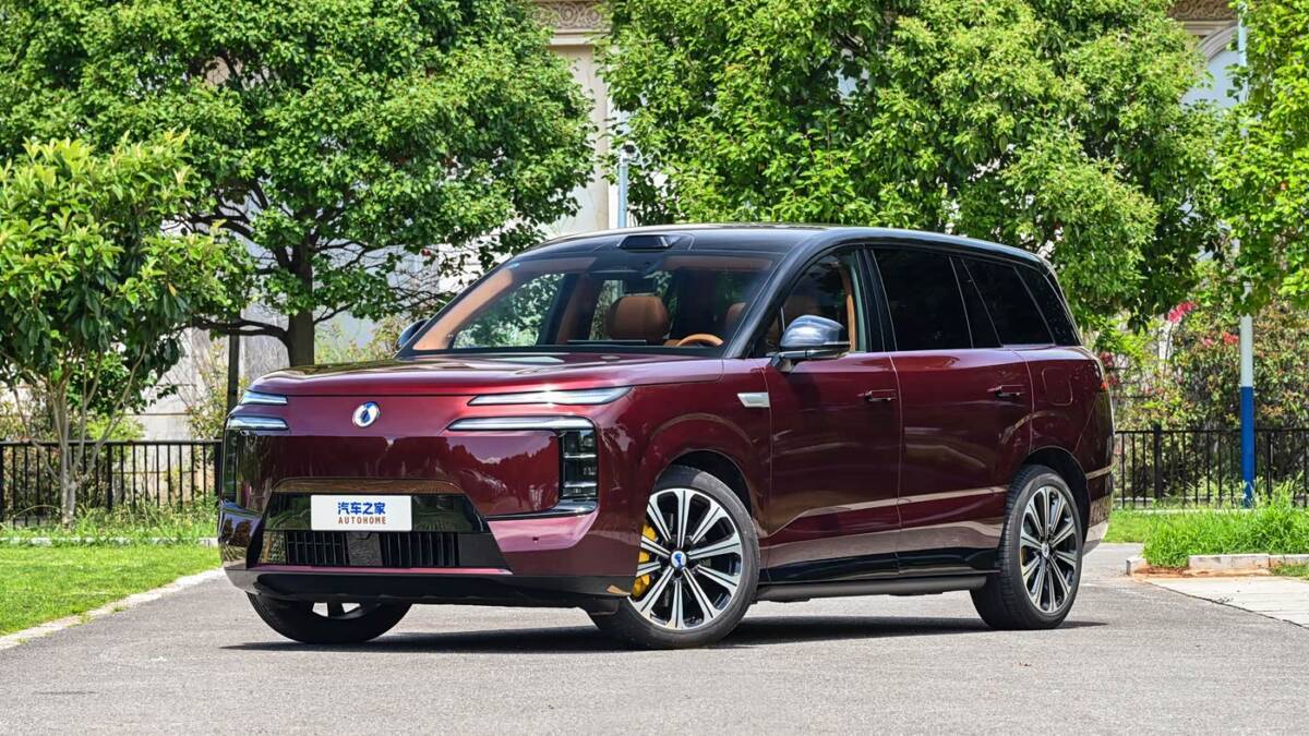 Электромобиль BYD Denza N8L на парковке