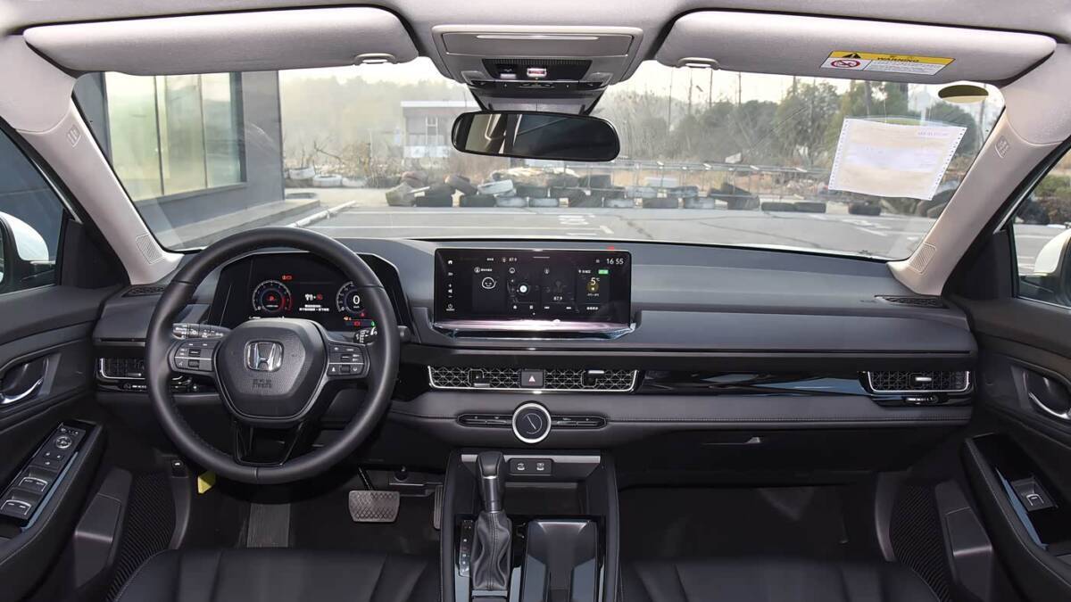 Интерьер седана Honda Inspire 2026 приборная панель мультимедийный экран