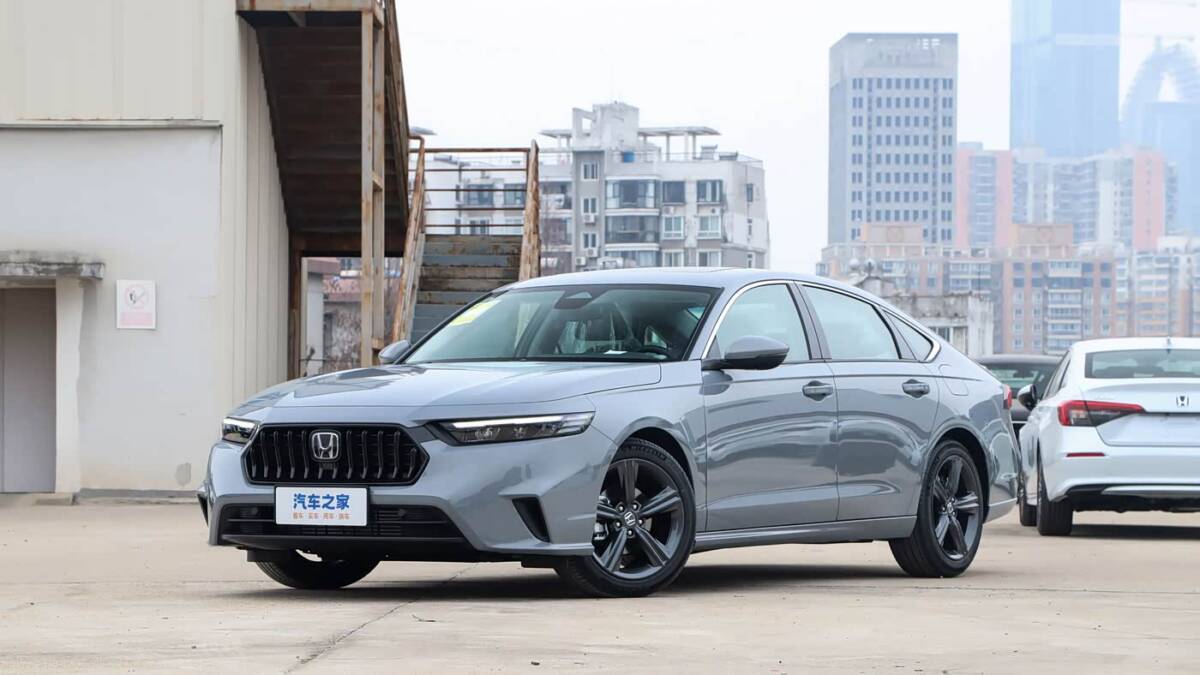 седан Honda Inspire 2026 на парковке в городе