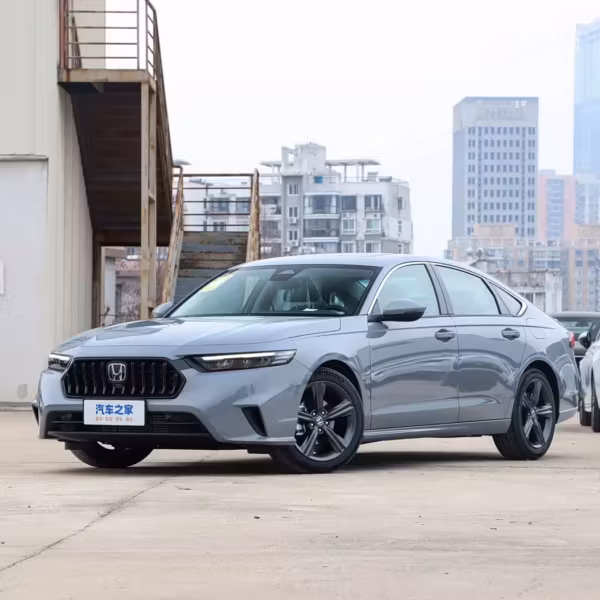 седан Honda Inspire 2026 на парковке в городе