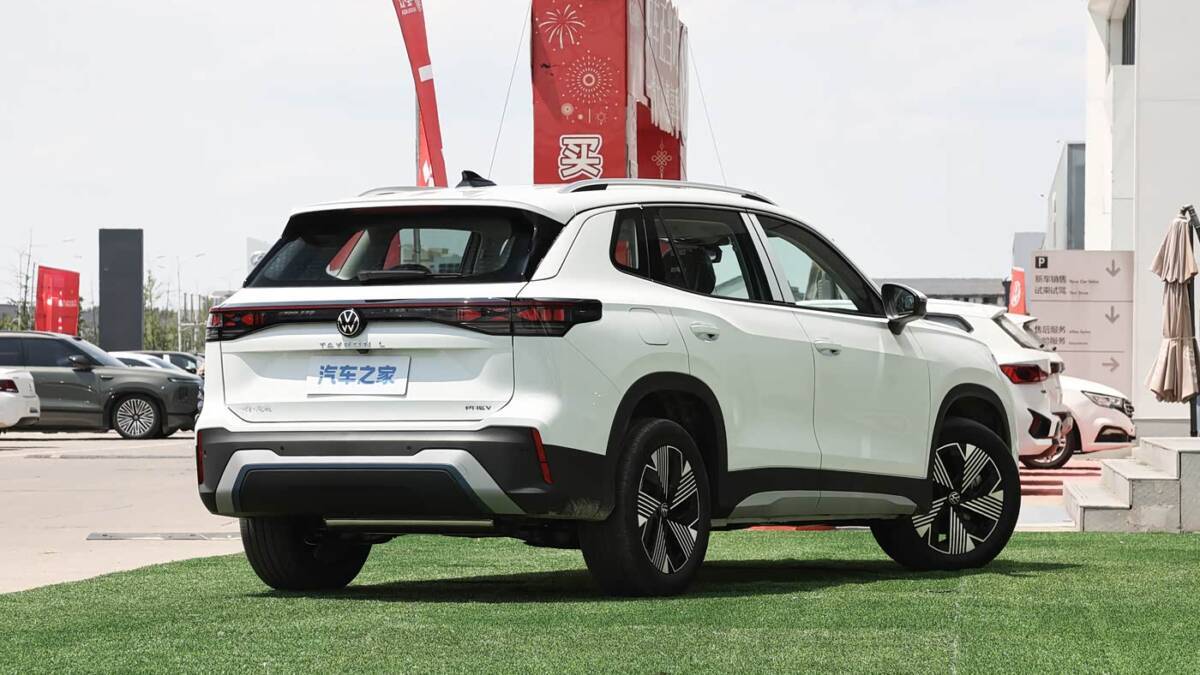 Электромобиль Volkswagen Tayron L PHEV на зеленом газоне