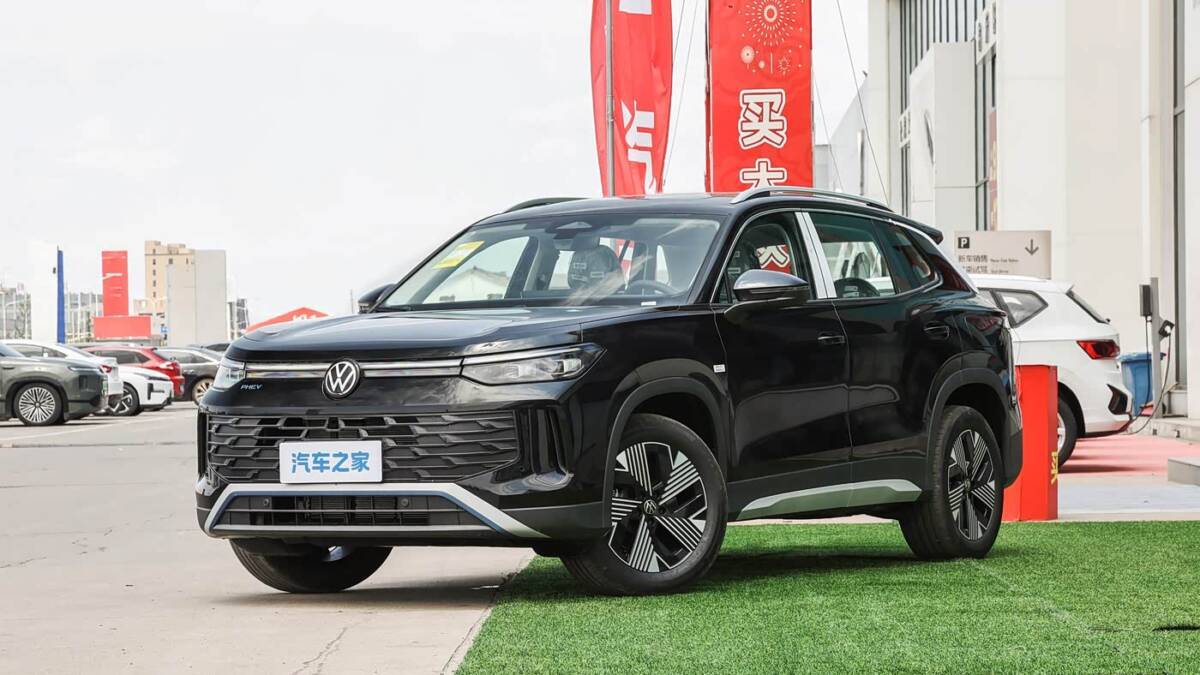 Черный кроссовер Volkswagen Tayron L PHEV на парковке