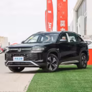 Черный кроссовер Volkswagen Tayron L PHEV на парковке