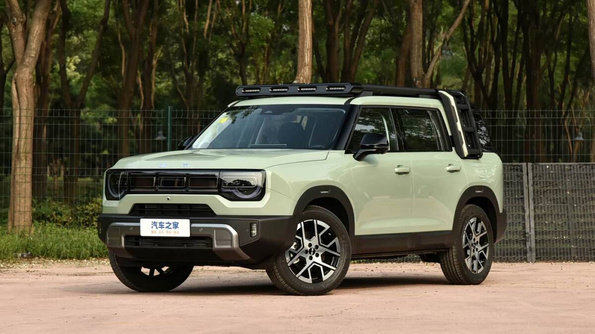 Гибридный внедорожник BAIC BJ30 на проезжей части