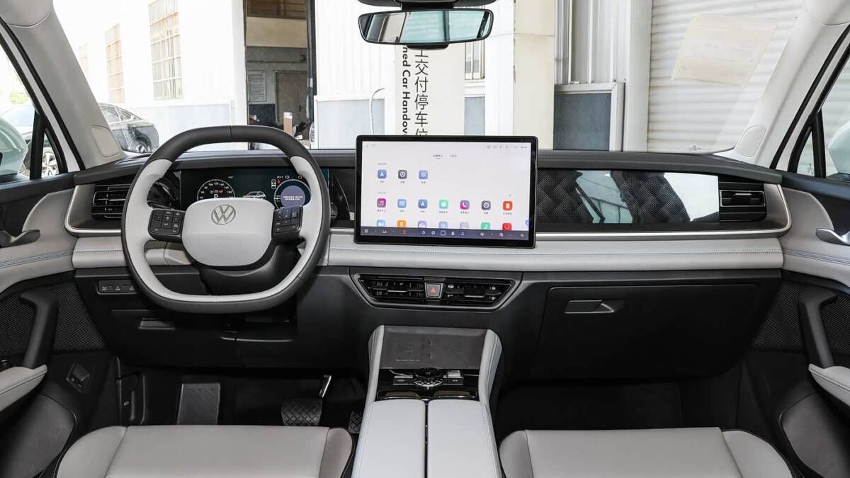 Интерьер кроссовера Volkswagen Tayron L PHEV