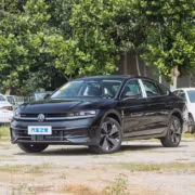 Черный седан Volkswagen Magotan PHEV на парковке