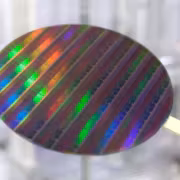 Кремниевая пластина с микроэлектронной структурой Intel 14A