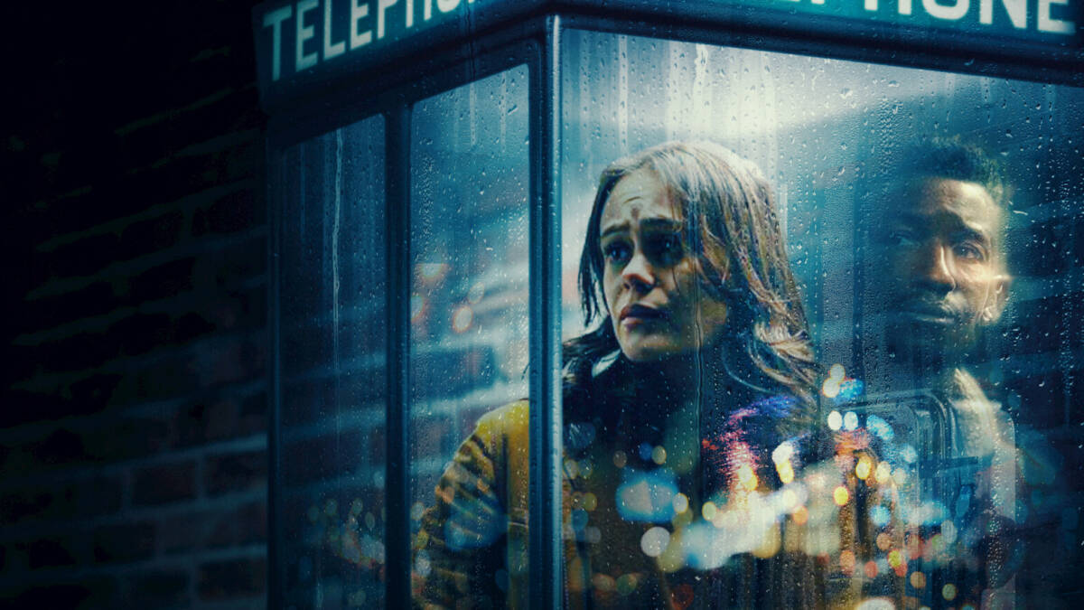 Женщина и мужчина внутри телефонной будки в дождь сериал Netflix