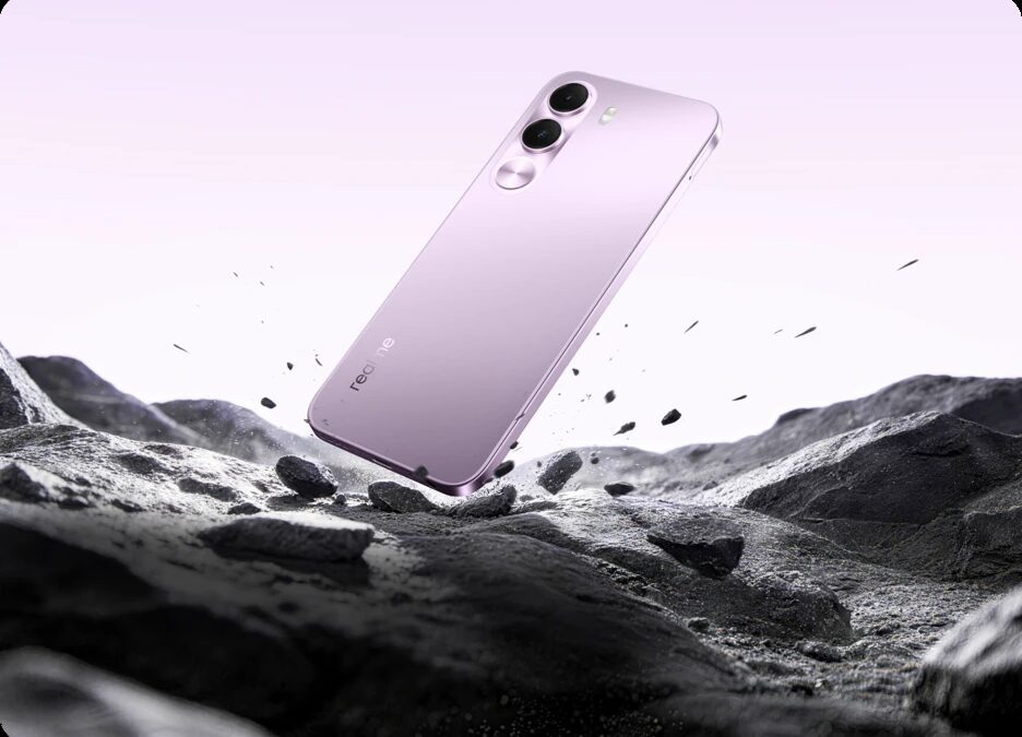 смартфон realme C100i летит в воздухе над камнями