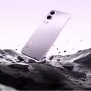 смартфон realme C100i летит в воздухе над камнями