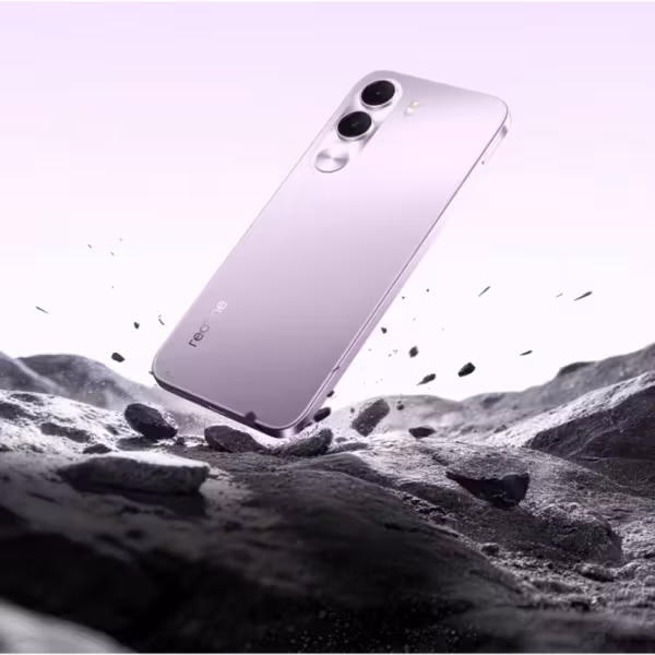 смартфон realme C100i летит в воздухе над камнями