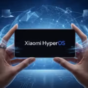 Смартфон Xiaomi HyperOS на руке с фоном технологий