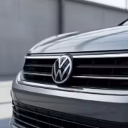 Передняя часть автомобиля Volkswagen с логотипом