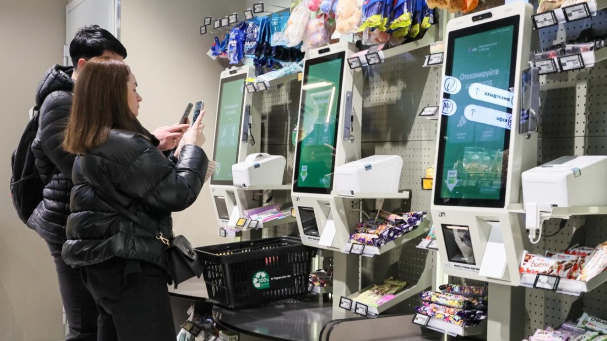Покупатели используют QR-коды для оплаты в магазине