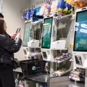 Покупатели используют QR-коды для оплаты в магазине