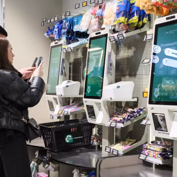 Покупатели используют QR-коды для оплаты в магазине