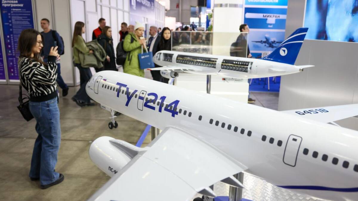 Модель самолета Ту-214 на выставке с людьми вокруг