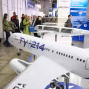 Модель самолета Ту-214 на выставке с людьми вокруг