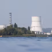 Черные дымовые трубы и охлаждающие башни АЭС Россия