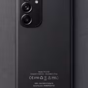 Модель смартфона PH-2105 с тремя камерами и логотипами