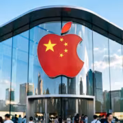 здание с логотипом Apple стеклянный фасад