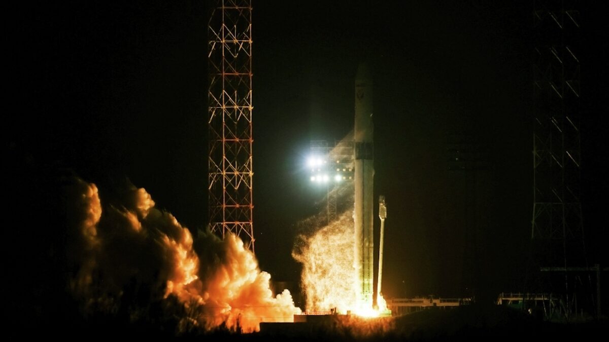 Старт ракеты Союз-5 на космодроме во время ночного запуска