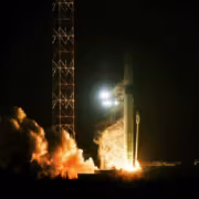 Старт ракеты Союз-5 на космодроме во время ночного запуска