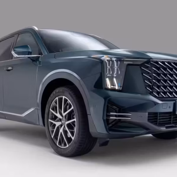 цветной кроссовер GAC GS8 передний вид металлик