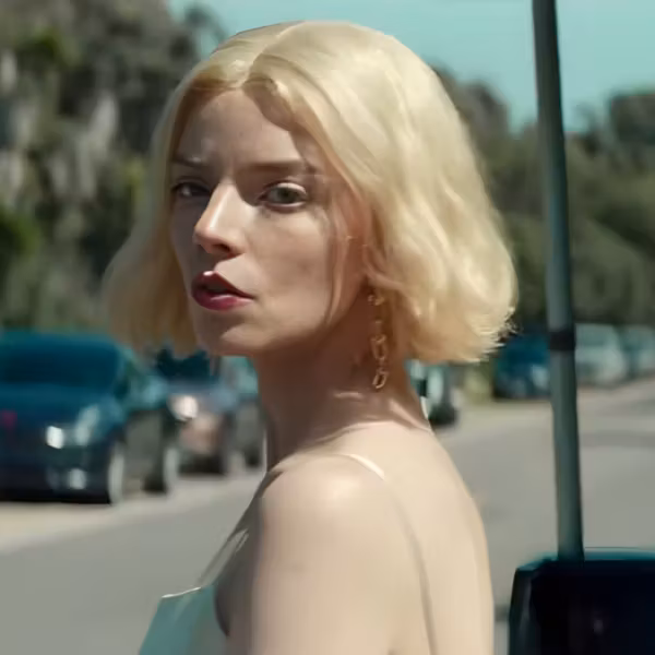 Аня Тейлор-Джой в ролике сериала Лаки на улице