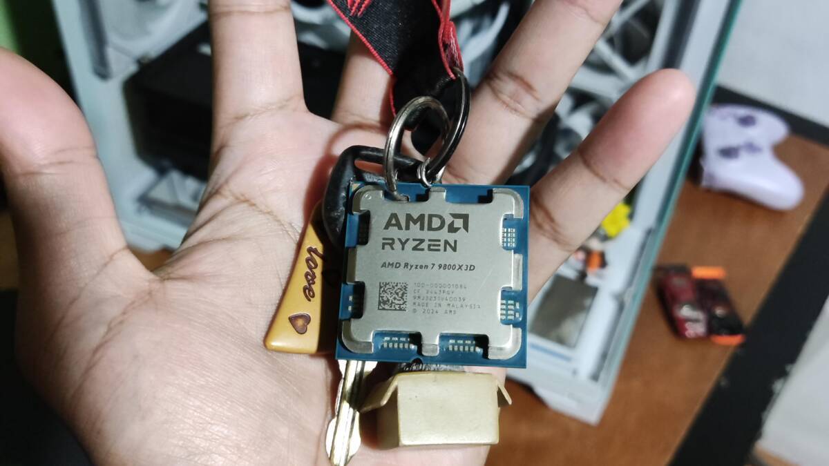 Ключ с лентой и процессор AMD Ryzen 7 9800X3D