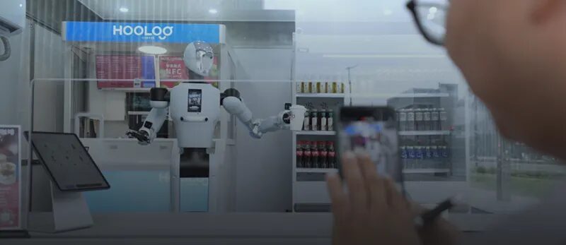 Робот Galbot в витрине магазина в Гонконге