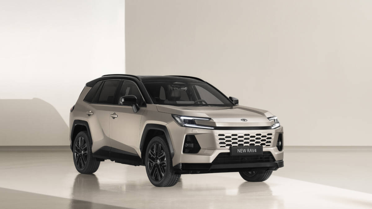 Новый внедорожник Toyota RAV4 белого цвета в выставочном зале