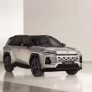Новый внедорожник Toyota RAV4 белого цвета в выставочном зале