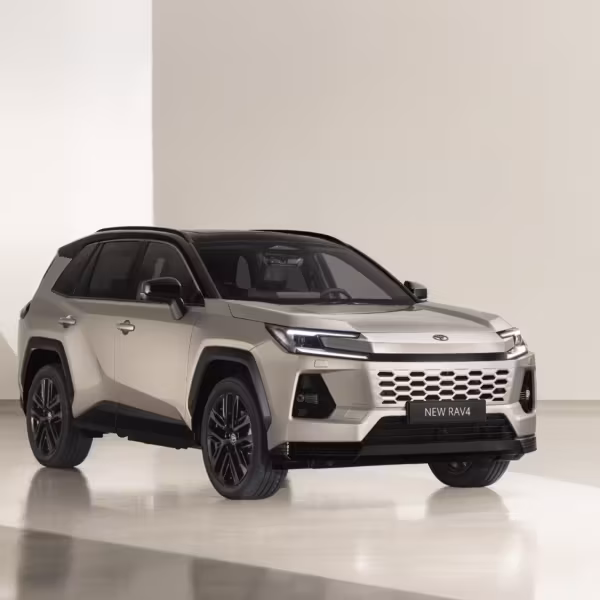 Новый внедорожник Toyota RAV4 белого цвета в выставочном зале