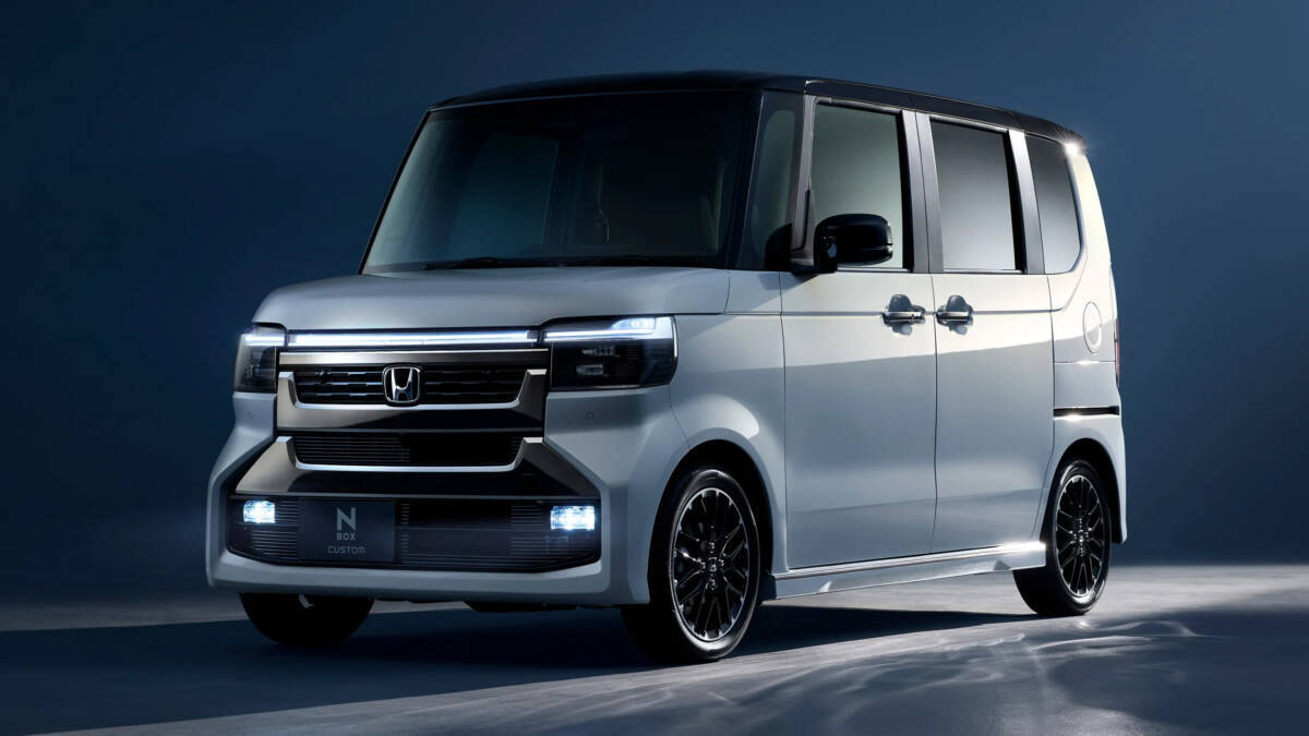 Обновлённый Honda N-Box на тёмном фоне