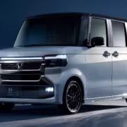 Обновлённый Honda N-Box на тёмном фоне
