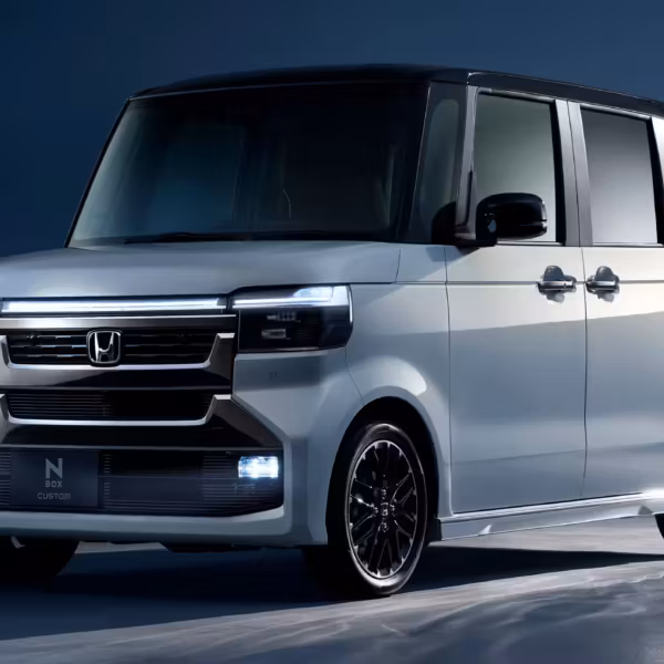Обновлённый Honda N-Box на тёмном фоне