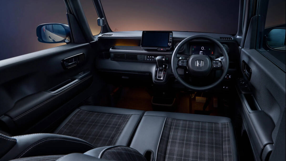 Интерьер автомобиля Honda N-Box обновлённый в моделях 2023